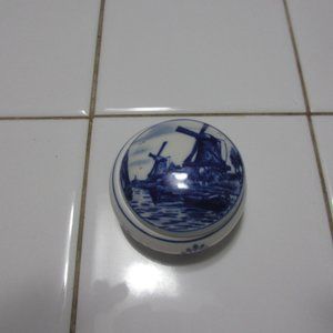 Tiny, tiny Delft Trinket Box Handpainted made in Holland Vintage 1970`s